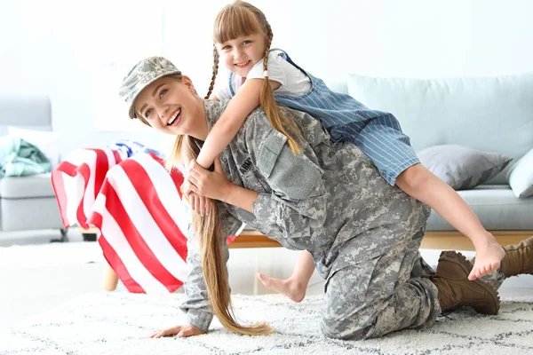 Boldog női katona játszik lányával otthon — Stock Fotó