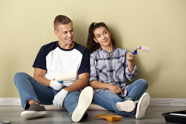 Happy young couple discussing repair of their new house — Stock Photo, Image