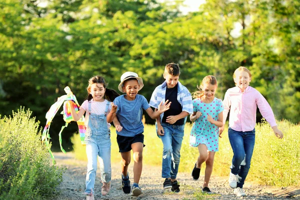 Bambini piccoli che volano aquilone all'aperto — Foto Stock