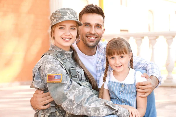 Feliz soldado femenino con su familia al aire libre —  Fotos de Stock