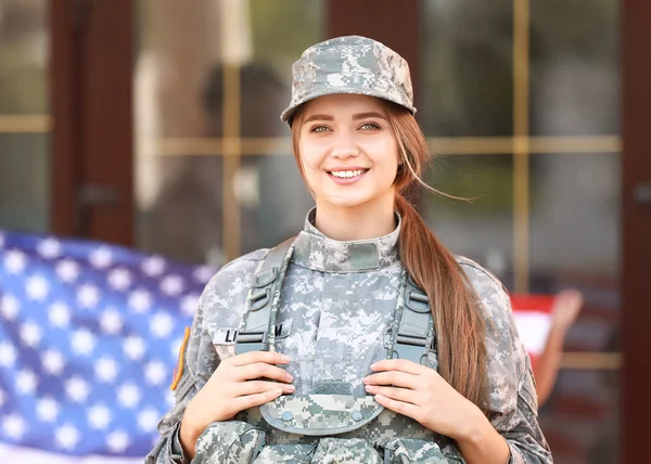 Boldog fiatal női katona szabadban — Stock Fotó