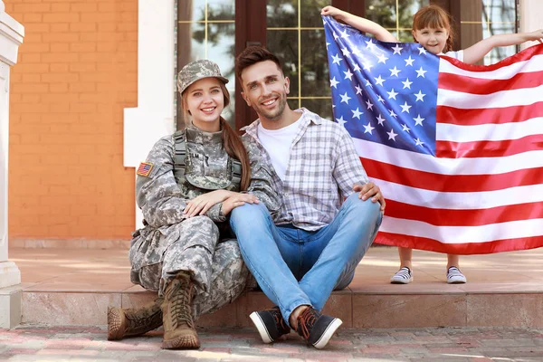 Feliz soldado femenino con su familia al aire libre — Foto de Stock