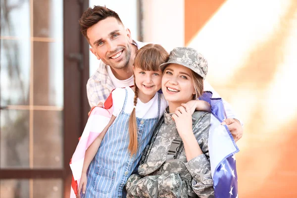 Lycklig kvinnlig soldat med sin familj utomhus — Stockfoto