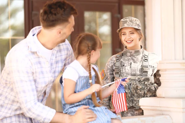 Boldog női katona a családjával a szabadban — Stock Fotó