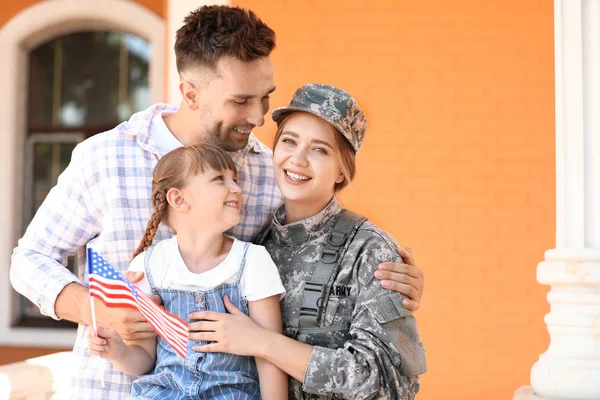 Tentara wanita bahagia dengan keluarganya di luar rumah. — Stok Foto