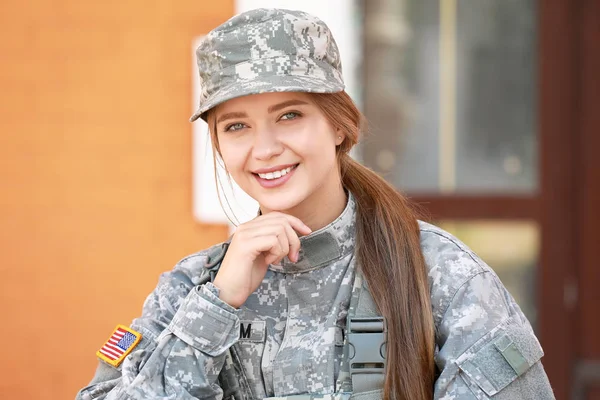 Lycklig ung kvinnlig soldat utomhus — Stockfoto