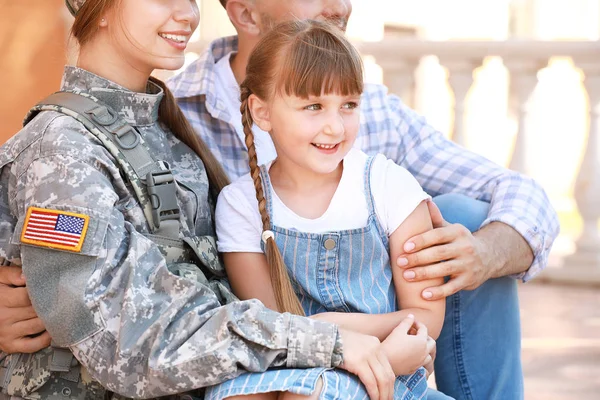 Soldado feliz com sua família ao ar livre — Fotografia de Stock