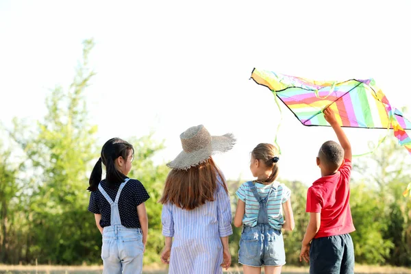 Kleine Kinder fliegen Drachen im Freien — Stockfoto