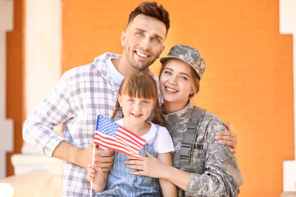 Glückliche Soldatin mit ihrer Familie im Freien — Stockfoto