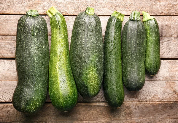 Frische Zucchini-Kürbisse auf Holzgrund — Stockfoto