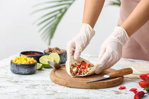 Woman preparing tasty fresh tacos in kitchen — Stock Photo, Image