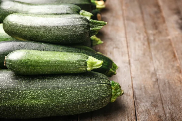 Frische Zucchini-Kürbisse auf Holzgrund — Stockfoto