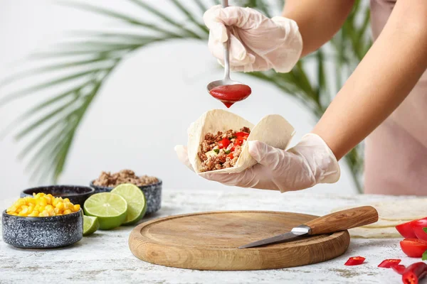 Woman preparing tasty fresh tacos in kitchen — Stock Photo, Image