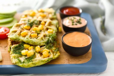 Gemide lezzetli kabak waffle ve soslar, closeup