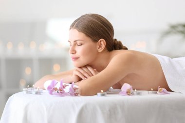 Güzel genç bir kadın kaplıcada dinleniyor.