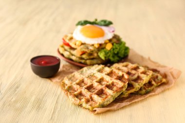 Ahşap masada soslu lezzetli kabak waffle