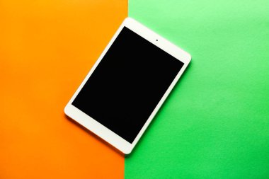 Renk arkaplanı üzerine modern tablet bilgisayar