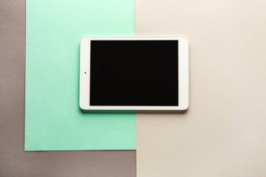 Renk arkaplanı üzerine modern tablet bilgisayar