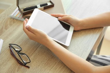 Tablet bilgisayarı olan genç bir kadın.