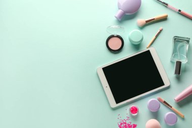 Modern tablet bilgisayar ve kozmetik renk arka plan