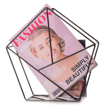 Beyaz arka planda moda dergisi ile stand