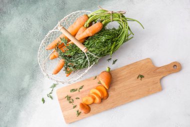 Hafif arka planda lezzetli taze havuç