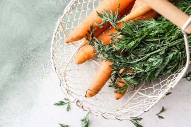 Hafif arka planda taze havuç ile Sepet