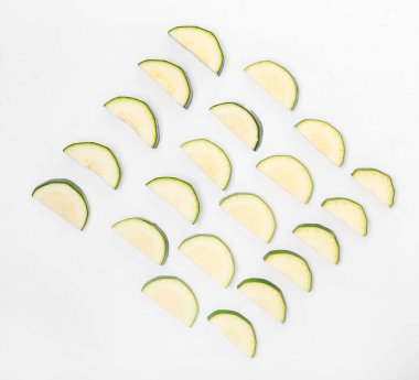 Beyaz arka planda taze kabak dilimleri