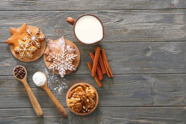 Ahşap masa üzerinde lezzetli Noel kurabiye ve süt ile Kompozisyon