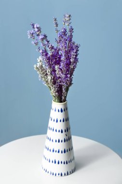 Renk arka plan karşı masada vazo güzel lavanta çiçekleri