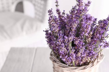 Masada vazo güzel lavanta çiçekleri, closeup
