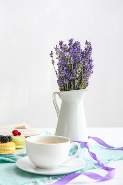 Beyaz masada kahve fincan ı ile güzel lavanta çiçekleri