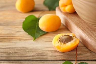 Ahşap masada lezzetli olgun kayısı