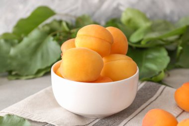 Masada lezzetli olgun kayısılarla dolu bir kase.