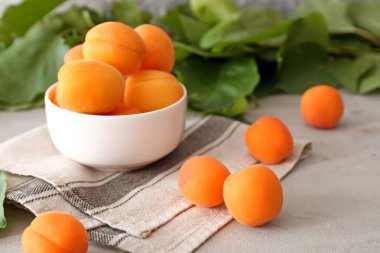 Masada lezzetli olgun kayısılarla dolu bir kase.