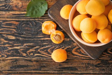 Ahşap masa üzerinde lezzetli olgun kayısı ile Bowl