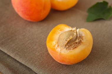 Masada lezzetli olgun kayısılar var.