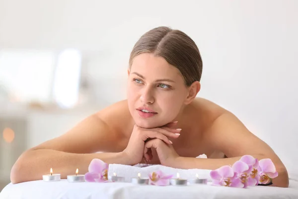 Bela jovem mulher relaxante no salão de spa — Fotografia de Stock