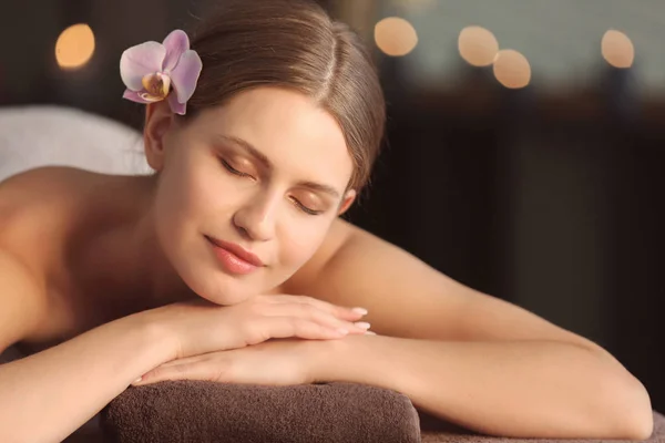 Beautiful young woman relaxing in spa salon — Stock Photo, Image