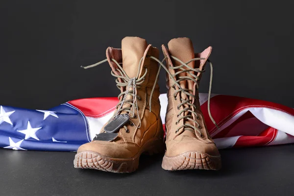 Армійські чоботи і Прапор США на темному фоні — стокове фото