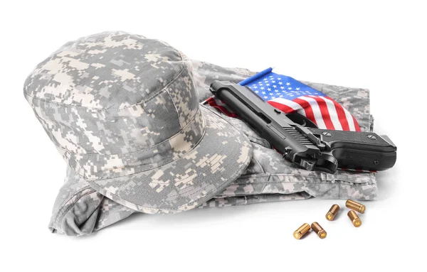 Військова форма, пістолет і Прапор США на білому фоні — стокове фото