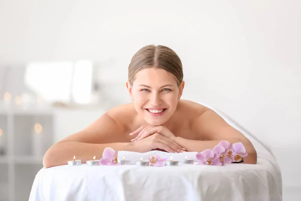 Vacker ung kvinna avkopplande i spa salong — Stockfoto