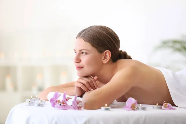Belle jeune femme relaxante dans le salon de spa — Photo
