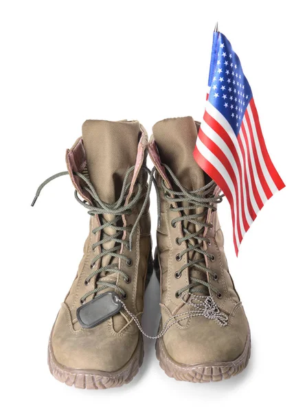 Vojenské boty, vlajka USA a označení psů na bílém pozadí — Stock fotografie