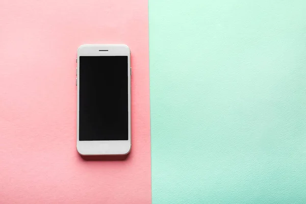 Teléfono móvil moderno sobre fondo de color —  Fotos de Stock