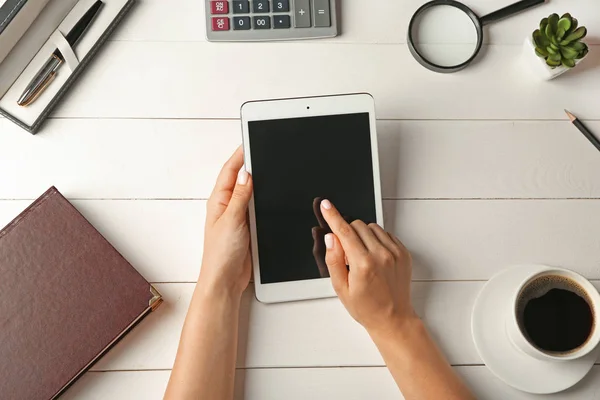 Jonge vrouw met Tablet computer op de werkplek — Stockfoto