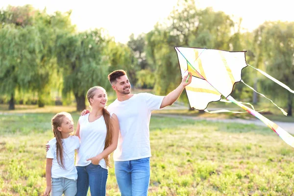Lycklig familj pappersdrake utomhus — Stockfoto