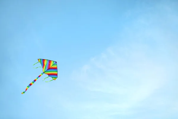 Pipa colorida voando no céu azul — Fotografia de Stock