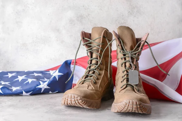 Армійські чоботи і Прапор США на столі — стокове фото