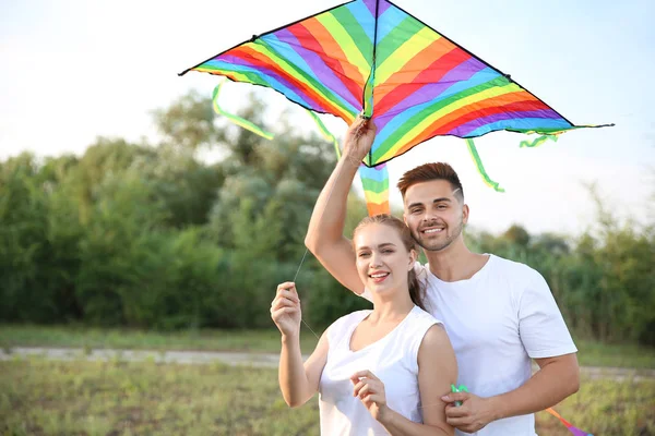 若いカップルは、屋外で凧を飛ぶ — ストック写真